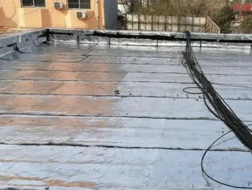 下陆卫生间漏水维修公司分享下下陆屋面楼顶防水刚性防水层施工要点。